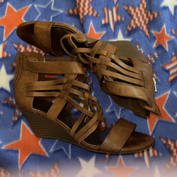 Wedge sandals - Picture 2 of 3